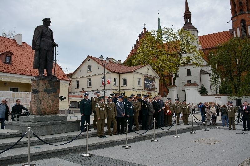 W czwartek w samo południe na placu przed pomnikiem...