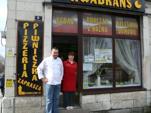 Wiesław Tyrała z szefową kuchni Wioletta Koziarą przed wejściem do restauracji Kwadrans przy pińczowskim rynku.