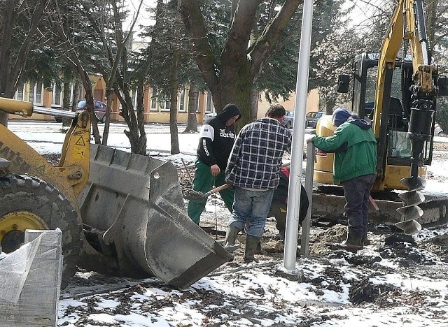 Prace prowadzone były też zimą: nowe latarnie montowano, gdy w parku leżał śnieg.