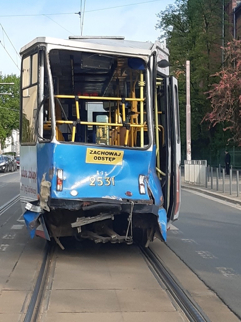 Awaryjny przejazd zniszczonych w wypadku tramwajów do...