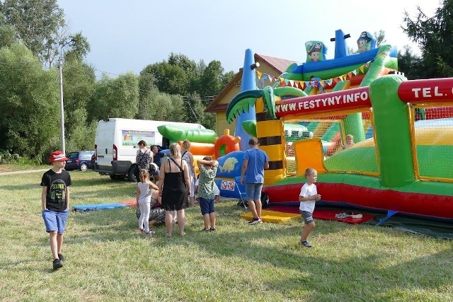 W sobotę, 14 sierpnia w Świniarach w gminie Solec-Zdrój odbył się festyn rodzinny. Na placu przy minimarkecie Gminne Centrum Kultury w Solcu-Zdroju zorganizowało atrakcje dla dzieci, występy muzyczne, zabawę taneczną. Były także stoiska gastronomiczne. Więcej zdjęć na kolejnych slajdach.Wkrótce więcej zdjęć. 