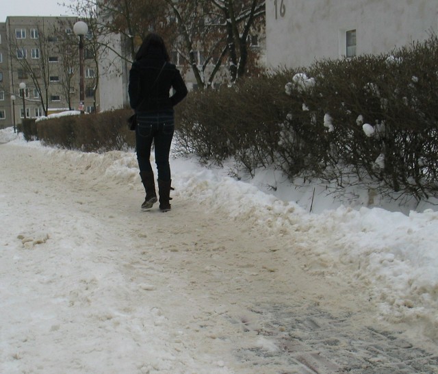Na ul. Śniadeckich wyraźnie widać, gdzie kończy się chodnik przy blokach spółdzielni mieszkaniowej, a zaczyna przy budynkach ZGM. Od razu wpada się w śnieg.