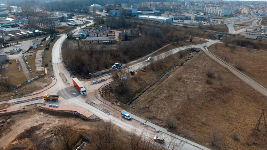 Budowa ulicy Mostowej w Końskich idzie pełną parą. Tak wygląda z lotu ptaka. Zobacz wideo i zdjęcia
