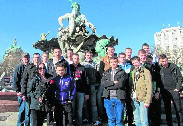 Szesnastu techników z Regionalnego Centrum Edukacji Zawodowej podczas wycieczki w Berlinie.