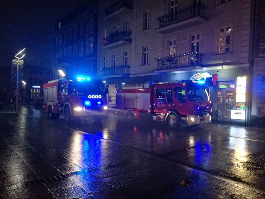 Straż pożarna interweniowała w centrum Katowic. Dwa wozy na sygnale obok Boom Barru ZDJĘCIA