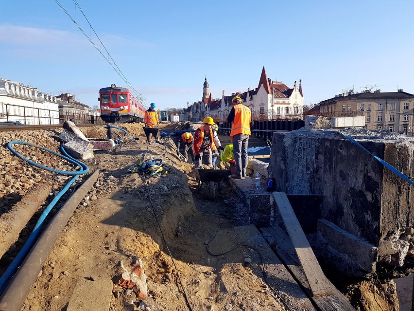 Równolegle trwają prace przy starej części wiaduktu. W...