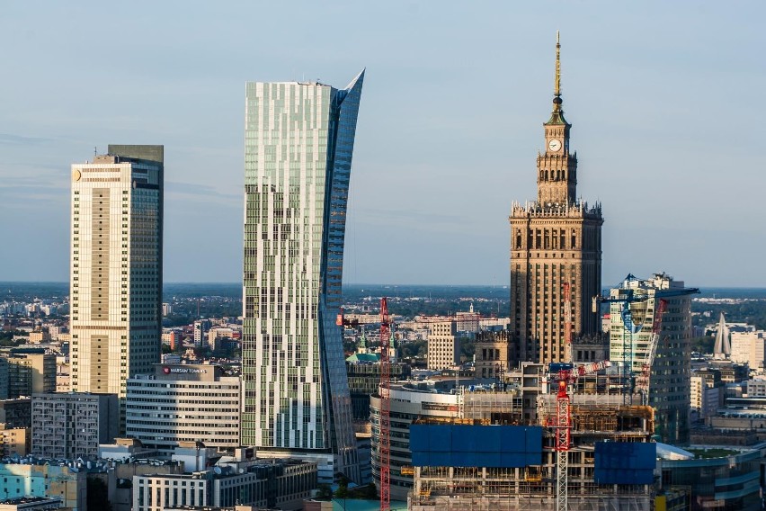 Najwyższym budynkiem w Polsce jest Pałac Kultury i Nauki w...
