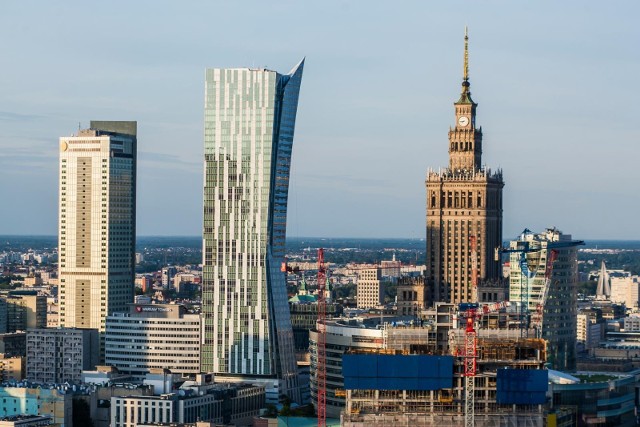 Najwyższym budynkiem w Polsce jest Pałac Kultury i Nauki w Warszawie, który wraz z iglicą ma aż 237 m wysokości. Na 42. kondygnacji budynku odsłonięto w 2000 roku trzeci największy zegar w Europie (6 m średnicy), będący zaraz trzecim najwyżej położonym zegarem wieżowym na świecie. Wkrótce jednak inny budynek pokona Pałac w walce o miano najwyższego w kraju.