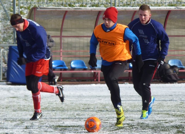 Zefir Wyszewo (ciemne koszulki) wysoko pokonał zespół juniorów starszych Gwardii Koszalin.