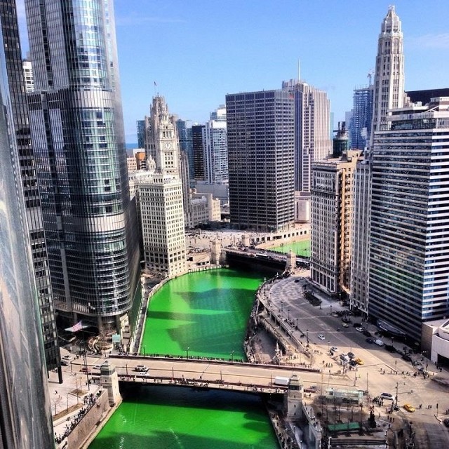 Chicago. W związku z dniem św. Patryka przepływająca przez Wietrzne Miasto Chicago River jest zabarwiana na zielono. Przedsięwzięcie sponsoruje miejski związek hydraulików. Do zabarwienia rzeki używa się 18 kg nietoksycznego barwnika roślinnego