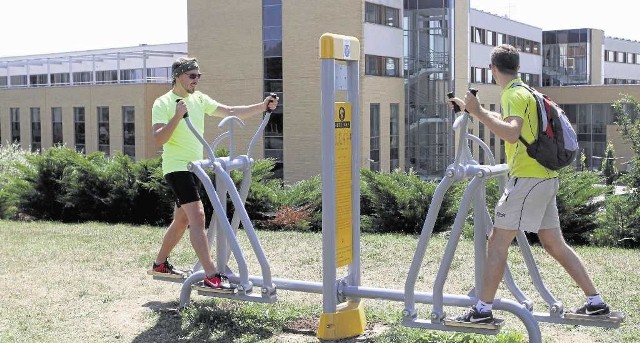 Dwie siłownie na otwartym powietrzu to jedyne obiekty sportowo-rekreacyjne na kampusie UJ.