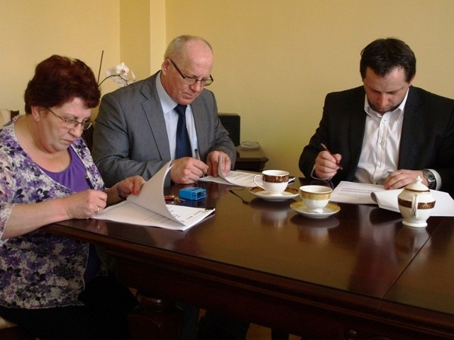 skarbnik Elżbieta Rybacka, burmistrz Roman Tasarz i Andrzej Napierski, prezes firmy IDS-BUD