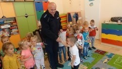 Dzieci w przedszkolu w Przysusze spotkały się z policjantem.
