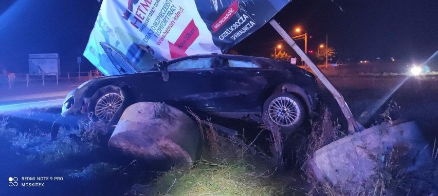 Kisielnica. Audi uderzyło w bilbord. Kierowca uciekł z miejsca zdarzenia