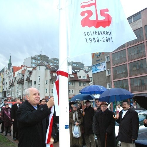 H. Bieńkowski przy symbolicznej fladze. Będzie widoczna z daleka. Oby nie pozwoliła zapomnieć o ofiarach stanu wojennego i tragicznych wydarzeniach, którymi okupiono najcenniejszą a niedocenianą zdobycz - wolność.