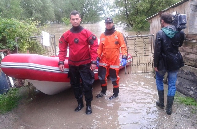 Strażacy biorą udział w sobotniej akcji ratowniczej w Senisławicach koło Opatowca.