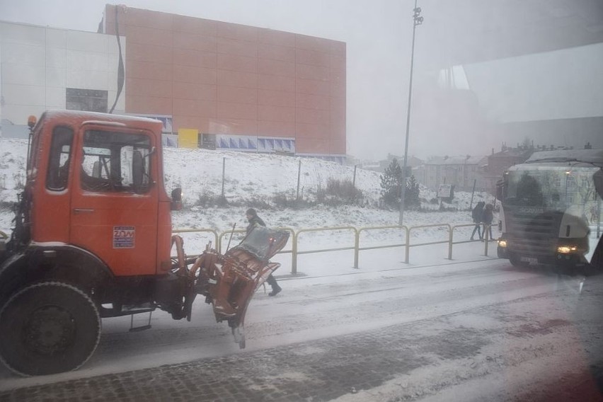 Sytuacja przy Centrum Kultury. Ciężarówka nie może...