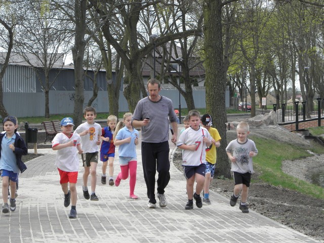 Także w Chojnicach wiedzą, że ruch to zdrowie. Tutaj też w parku powstała siłownia.