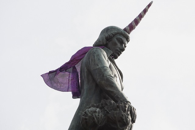 10.09.2017 Plac Wolności, pomnik Tadeusza Kościuszki z przyczepionym rogiem i ubrany w pelerynkę.