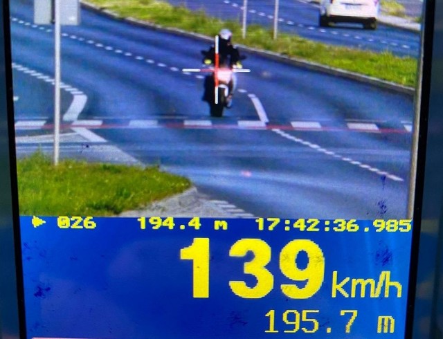 Motocyklista, który jechał przez Bydgoszcz z prędkością 139 km/h został ukarany mandatem w wysokości 2,5 tys. zł, 15 punktami karnymi. Stracił też prawo jazdy.