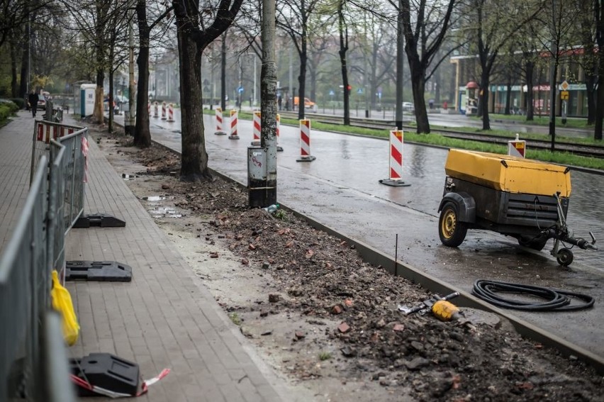 Trwa odtwarzanie poniemieckiej drogi rowerowej wzdłuż ulicy...