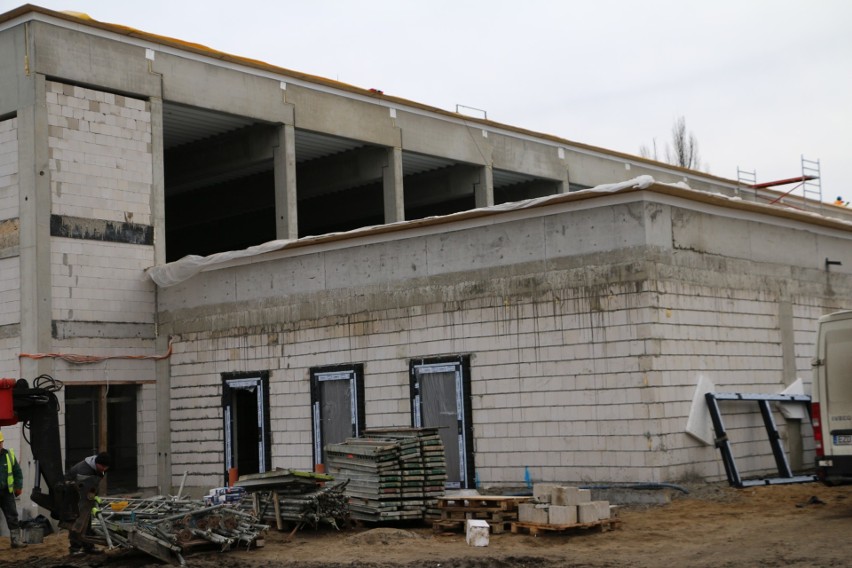 Budowa powiatowej hali sportowej w Pabianicach zbliża się do końca