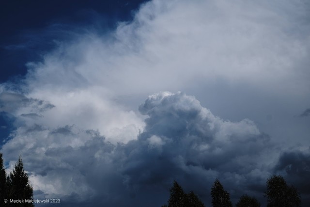 W weekend przez obszar naszego kraju, powoli z południa na północ, będzie wędrował układ niskiego ciśnienia i związany z nim front atmosferyczny.