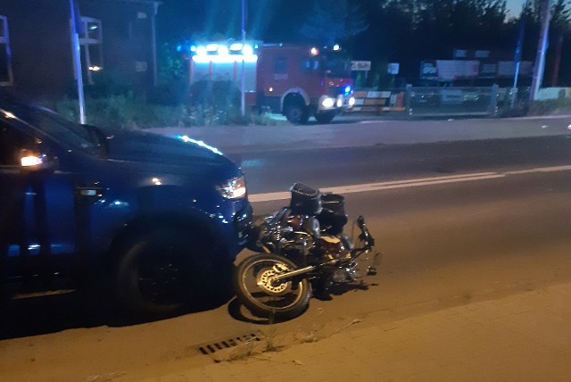 W piątek, 31 lipca późnym wieczorem doszło do wypadku motocyklisty w Koziegłowach pod Poznaniem. Jak informuje straż pożarna - zderzył się on z dwoma samochodami.Przejdź do następnego zdjęcia ------>