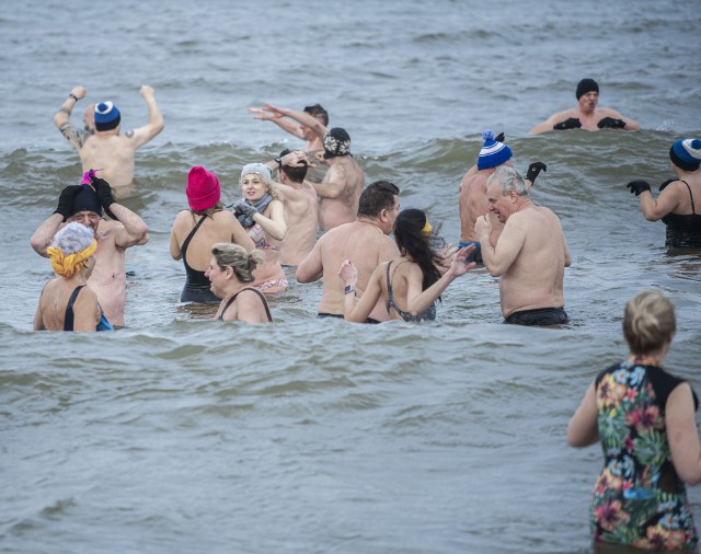 Noworoczna kąpiel morsów to tradycja w wielu zakątkach naszego kraju. Podobnie jest również w naszym regionie. Tak rok 2023 powitano na plaży w Mielnie!