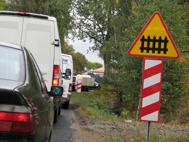 Przed przejazdem kolejowym w Felicjanowie tworzą się duże korki.