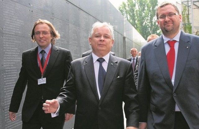 Prezydent Lech Kaczyński oraz Dariusz Gawin (z lewej) i Jan Ołdakowski (z prawej) podczas obchodów  64. rocznicy wybuchu Powstania Warszawskiego w siedzibie muzuem
