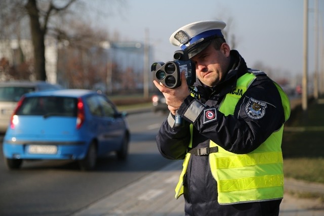 Dziś Policja przeprowadzi ogólnopolskie działania kontrolno-prewencyjne pn. „Kaskadowy pomiar prędkości”. Działania mają na celu zapewnienie szeroko rozumianego bezpieczeństwa, dlatego funkcjonariusze będą reagować, poza wykroczeniami w postaci przekroczenia prędkości, również na inne naruszenia przepisów ruchu drogowego.Fot. Tomasz Hołod