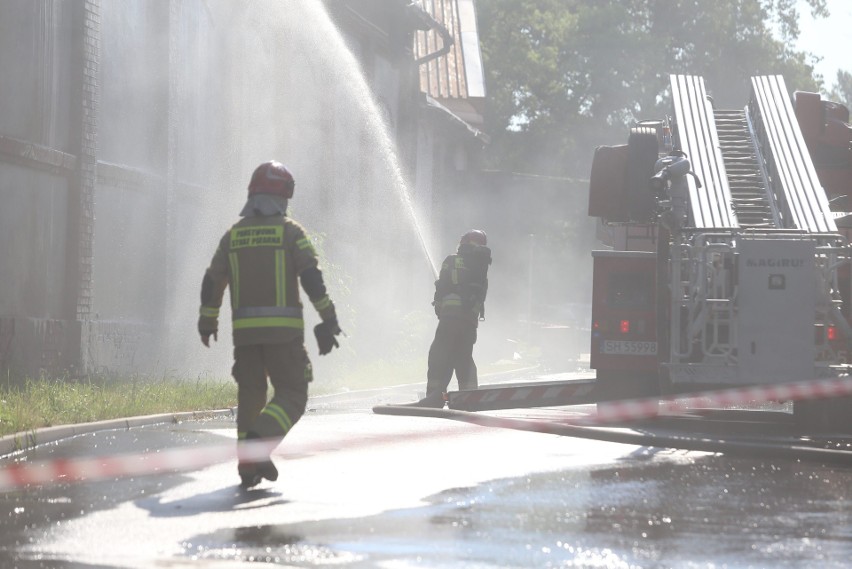 Pożar hali w Chorzowie. Strażacy gaszą ogień