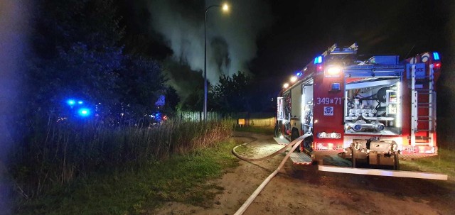 W gaszeniu pożaru budynku mieszkalnego w Brzozówce brało udział osiem zastępów straży pożarnej.