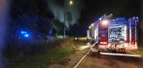 Nocny pożar poddasza domu mieszkalnego w gminie Obrowo pod Toruniem. Ogień gasiło 8 zastępów strażaków