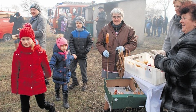 Rada Sołecka i panie w KGW zaprosili na piknik rodzinny, z ogniskiem i pieczeniem  kiełbasek