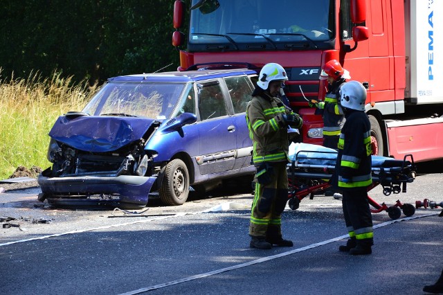 Między Trawicą a Pękaniniem doszło do zderzenia sześciu samochodów osobowych oraz ciężarówki. Do zdarzenia doszło przy remontowanych odcinku trasy. Ze wstępnych ustaleń policji wynika, że kierowca auta ciężarowego nie zachował ostrożności i wjechał w tył samochodu marki renault. To wywołało efekt domina. W efekcie uszkodzeniu uległo sześciu samochodów. Pasażerka z renault z ogólnymi obrażeniami trafiła do szpitala, dwójka dzieci pojechała na obserwacje — co w takich przypadkach jest standardowa procedura.Droga krajowa numer "6" jest zablokowana. Aktualizacja: Ruch na drodze krajowej numer "6" odbywa się obecnie wahadłowo. Kierowcy powinni się liczyć jednak z utrudnieniami. 