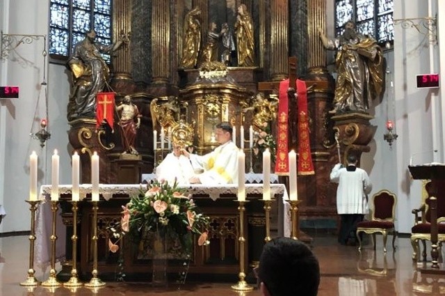 Rezurekcja w katedrze opolskiej.