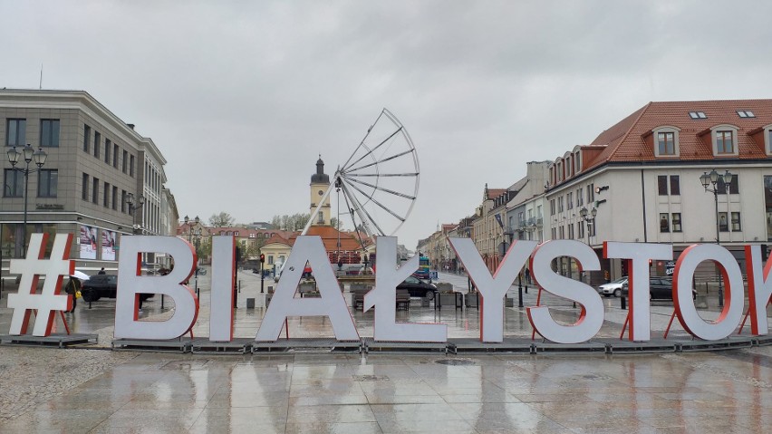 Wielki diabelski młyn na Rynku Kościuszki. W centrum miasta powstaje nowa atrakcja (zdjęcia)