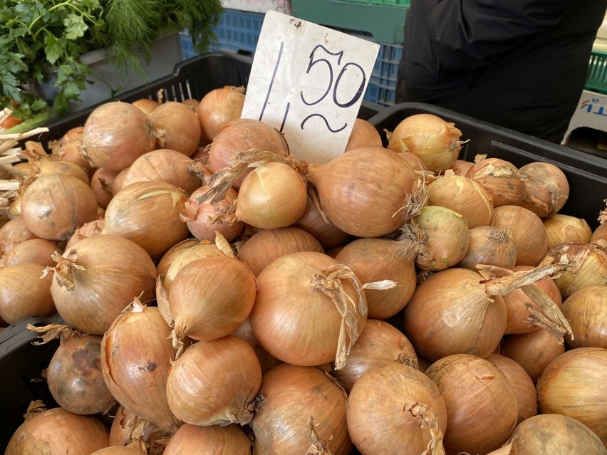 Dużo świeżych warzyw i owoców na kieleckich bazarach. Jakie były ceny we wtorek 24 października? 