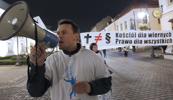Marsz Ruchu Poparcia Palikota w RzeszowieManifestacja Ruchu Poparcia Palikota za ustawą in vitro wedlug projektu poslanki Kidawy-Blonskiej w Rzeszowie.