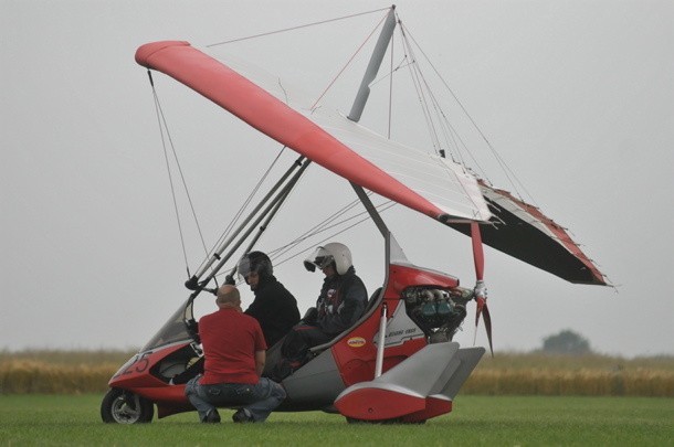 Pilot Przemysław Jurkiewicz z Torunia wraz z nawigatorką Karoliną Haftaryk postanowili sprawdzić warunki lotnicze jeszcze przed uroczystą inauguracją mistrzostw