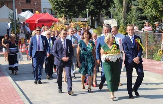 Gminne dożynki w najmniejszym mieście w Polsce. Święto plonów połączone było z jubileuszem 750-lecia lokacji Opatowca [ZDJĘCIA] 