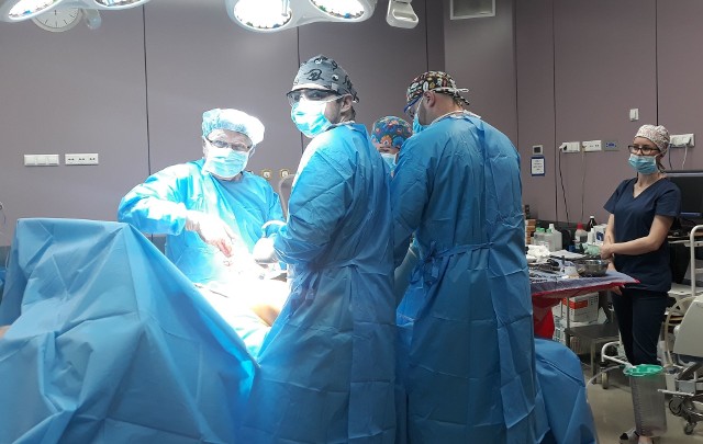 Zespół lekarzy Radomskiego Szpitala Specjalistycznego pod kierownictwem doktora nauk medycznych Marka Kwaczyńskiego podczas operacji 105-latki.