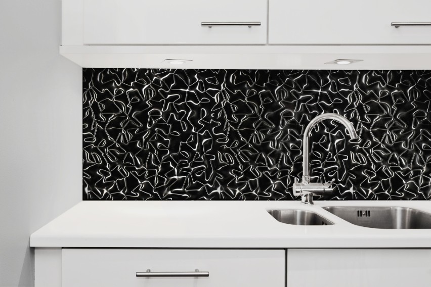 Ściana w kuchni wykończona płytkami 3D Mazu Silver Silk...