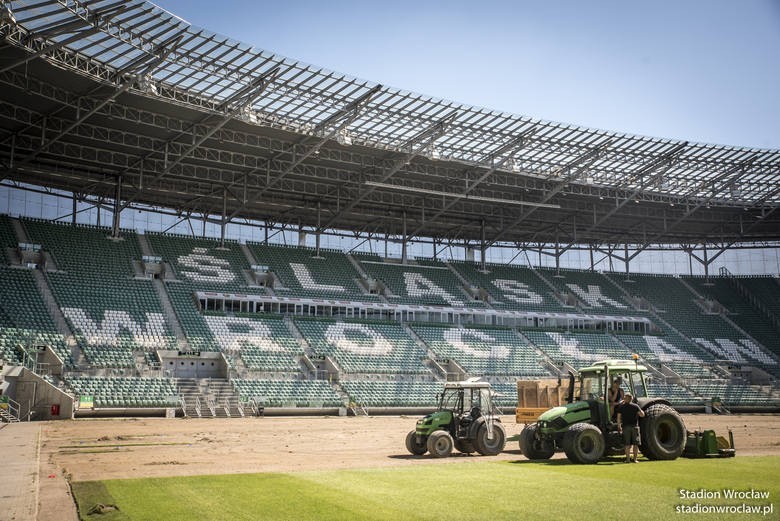 Ostatnio nawierzchnia boiska Stadionu Wrocław była...