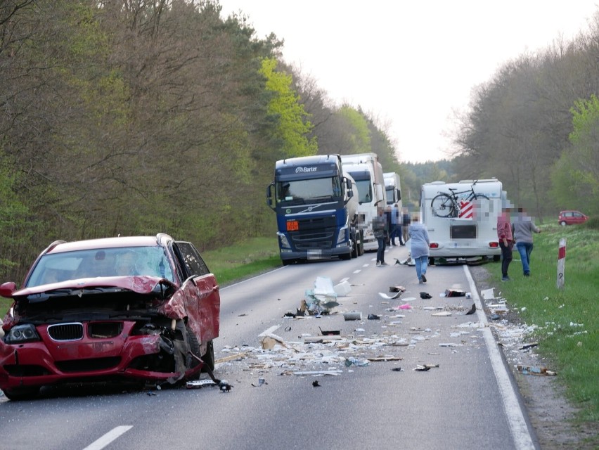 W zdarzeniu brały udział cztery pojazdy, wśród nich samochód...