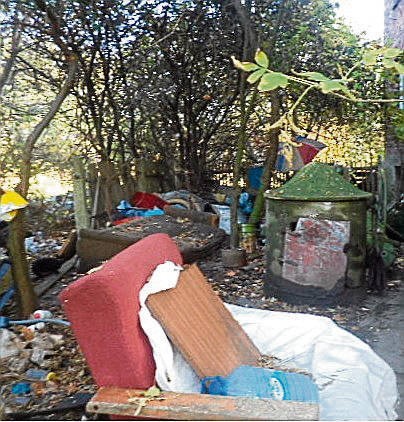 Dom i ogród były pełne śmieci i odchodów zwierząt