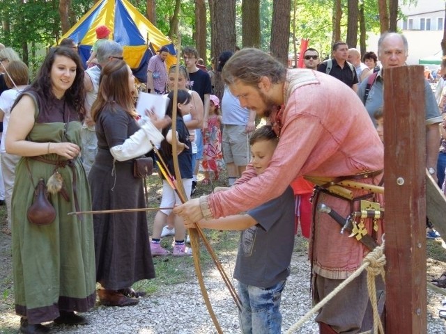 Piastowskim Grodzie pod nadzorem instruktora będzie można sprawdzić swoją celność strzelając z oryginalnego łuku.