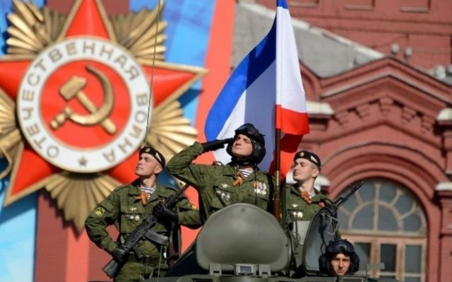 Rosyjscy żołnierze świętujący Dzień Zwycięstwa na Placu Czerwonym